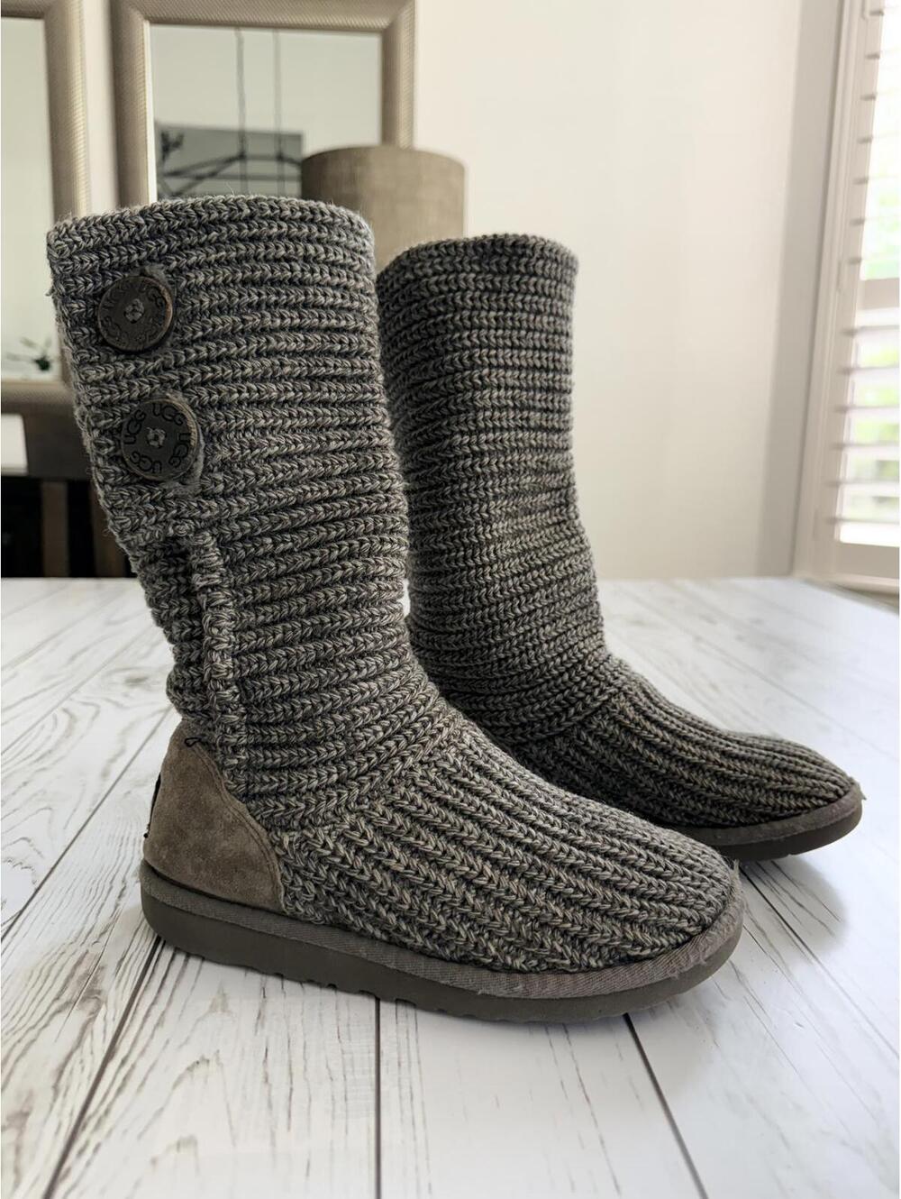 UGG Girls Youth Size 2 Gray Knit Button Boots